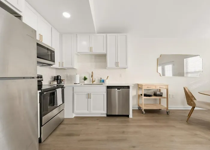 Royal Inn-king-lux Amenities-fast Wifi-balcony Holiday home Lafayette