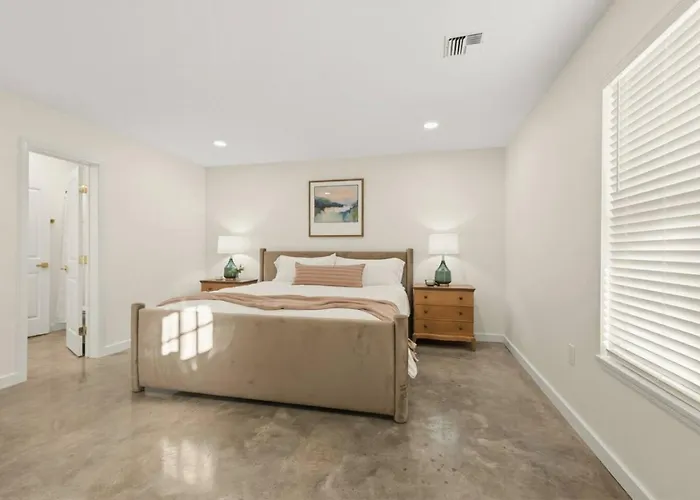 Royal Inn-king-lux Amenities-fast Wifi-balcony Holiday home Lafayette