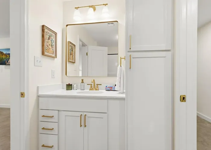 Royal Inn-king-lux Amenities-fast Wifi-balcony Holiday home Lafayette